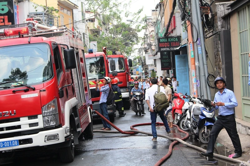 Cháy khách sạn 8 tầng ở trung tâm Sài Gòn, khách nháo nhác bỏ chạy ảnh 4 Cháy khách sạn 8 tầng ở trung tâm Sài Gòn, khách nháo nhác bỏ chạy ảnh 4